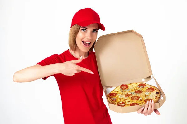 Дівчина Доставкою Піци Вказує Пальцем Піцу Ізольовано Білому Тлі — стокове фото