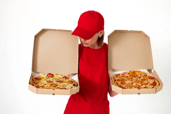 Жінка Доставка Піци Червоній Формі Показує Піцу Всередині Коробки Білому — стокове фото