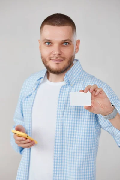 Knappe Man Met Mobiele Telefoon Creditcard Winkelen Online — Stockfoto