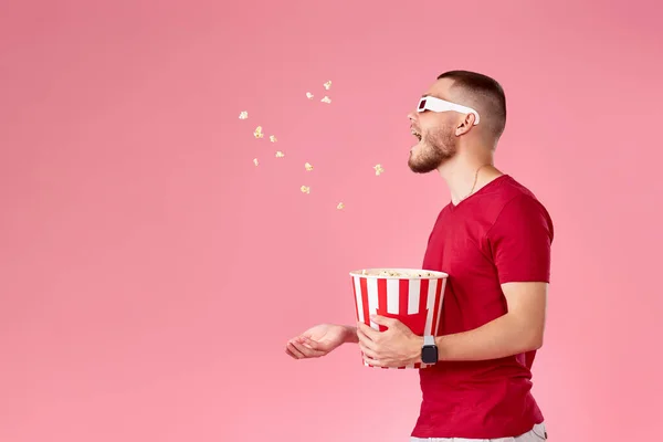 Young Man Glasses Red Shirt Throwing Eating Popcorn Pink Background — Φωτογραφία Αρχείου