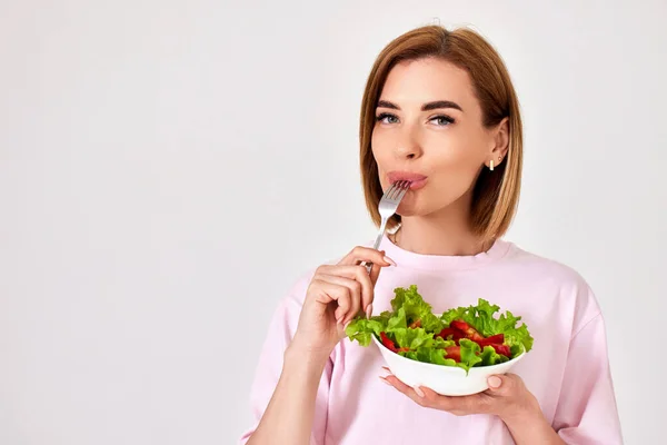 Mulher Caucasiana Atraente Comer Salada Legumes Frescos Fundo Branco — Fotografia de Stock