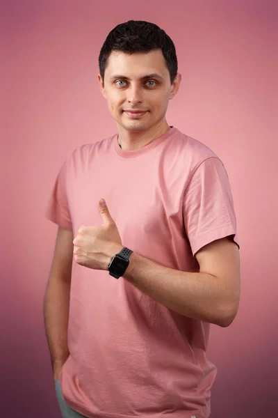 Brunette Man Shirt Glimlachen Tonen Teken Geïsoleerd Roze Achtergrond — Stockfoto