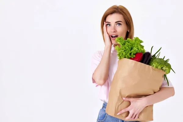 Surprised Caucasian Vegetarian Woman Pink Shirt Hold Paper Bag Vegetables — Foto de Stock