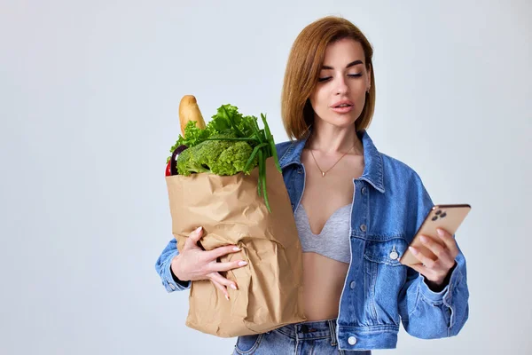 Hermosa Mujer Joven Sosteniendo Compras Bolsa Papel Ecológico Lleno Comestibles — Foto de Stock