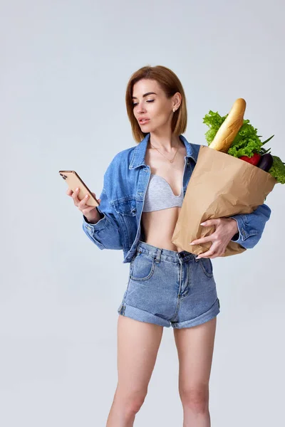 Beautiful Young Woman Holding Shopping Eco Friendly Paper Bag Full — 스톡 사진