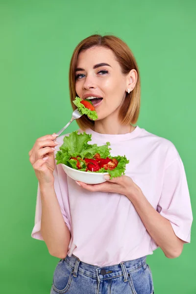 Beautiful Smiling Blonde Woman Eating Fresh Vegetable Salad Green Background — стоковое фото