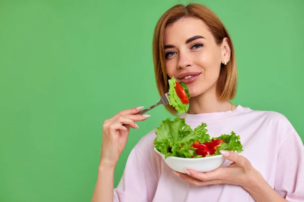 Beautiful Smiling Blonde Woman Eating Fresh Vegetable Salad Green Background — Photo