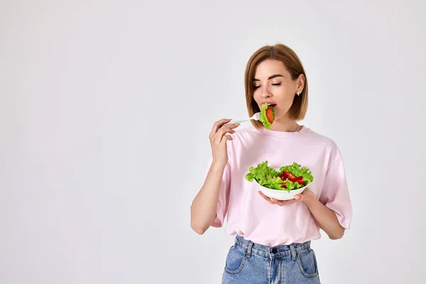 Attractive Caucasian Girl Eating Fresh Vegetable Salad White Background Space — Foto Stock