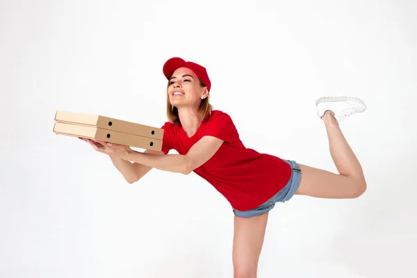 Жінка Доставка Піци Уніформі Біжить Стрибку Польоту Тримає Коробки Піцою — стокове фото
