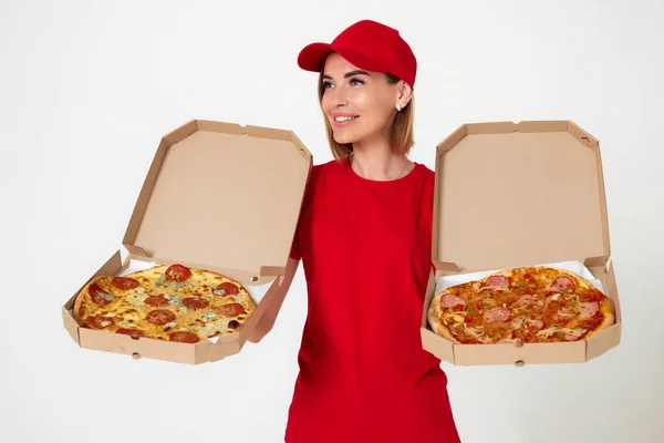 Жінка Доставкою Піци Показує Відкриті Коробки Смачною Піцою Білому Тлі — стокове фото
