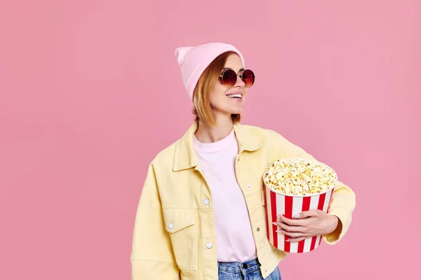 Cheerful Smiling Woman Sunglasses Holding Bucket Popcorn Isolated Pastel Pink — стоковое фото