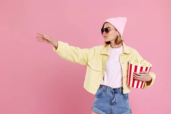 Cheerful Young Woman Sunglasses Hat Bucket Popcorn Pointing Copy Space — стоковое фото