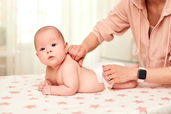 Baby Massage Mor Masserar Sitt Nyfödda Barn Tillbaka För Friska — Stockfoto