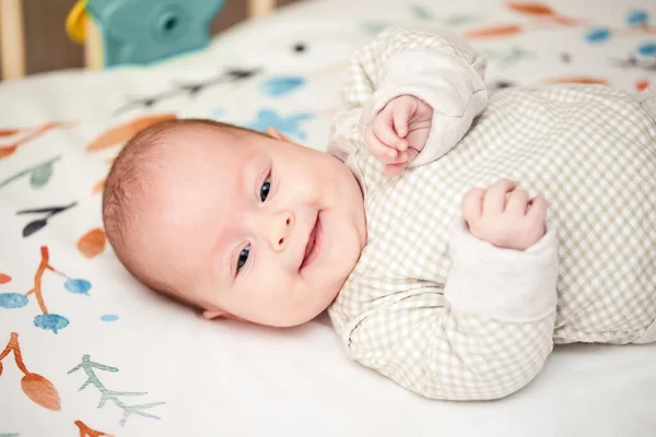 Bebé Recién Nacido Lindo Feliz Cuna Casa — Foto de Stock