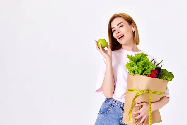 Smiling Caucasian Woman Pink Shirt Holds Grocery Shopping Bag Green — Zdjęcie stockowe