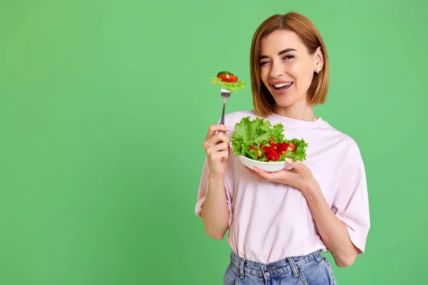 Beautiful Smiling Healthy Woman Eating Fresh Vegetable Salad Looking Happy — Foto de Stock