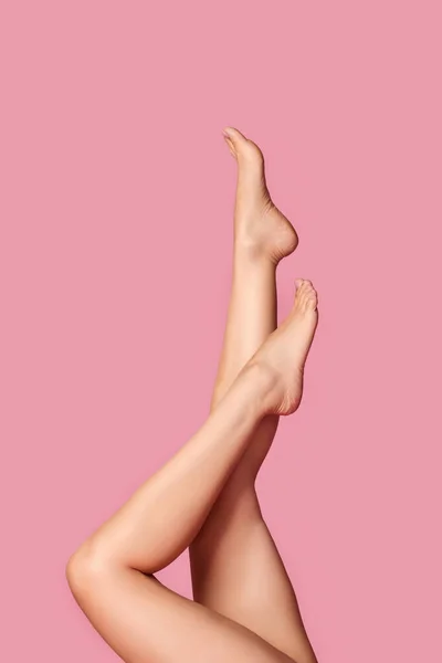 Красивые Тонкие Женские Ноги Изолированы Розовом Фоне — стоковое фото