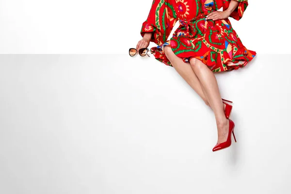 Beautiful Woman Wearing Red Summer Dress High Heels Shoes Holding — Zdjęcie stockowe