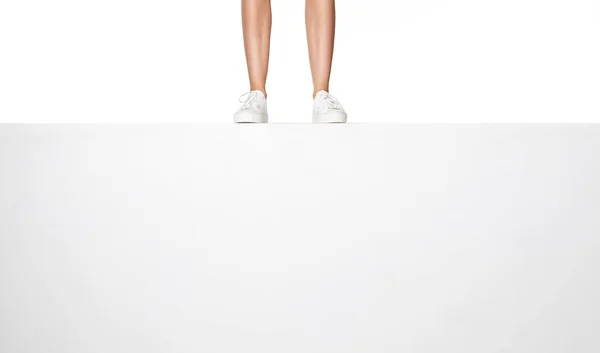 Γυναικεία Πόδια Λευκά Sneakers Λευκό Banner Αντίγραφο Χώρου Για Κείμενο — Φωτογραφία Αρχείου