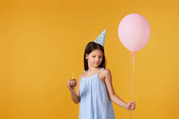Happy Little Girl Party Cone Holding Cupcake Balloon Her Birthday — Stock fotografie