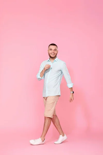 Handsome Happy Man Walks Isolated Pink Background Vacation Summer — Φωτογραφία Αρχείου
