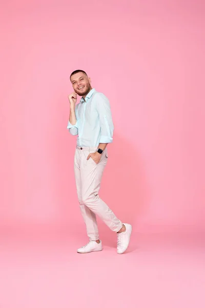Young Caucasian Smiling Bearded Man Wearing Casual Shirt Isolated Pink — Φωτογραφία Αρχείου