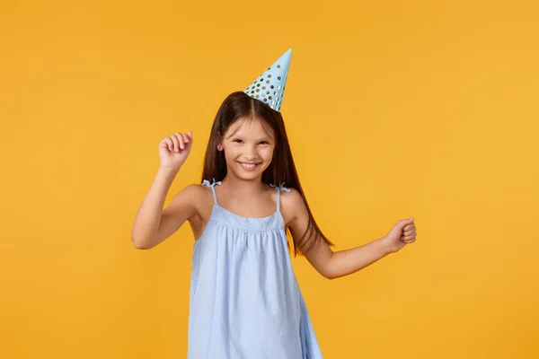 Щасливий День Народження Дівчинка Блакитній Сукні Вечірній Капелюх Танцює Жовтому — стокове фото