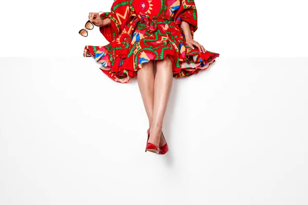 Красива Жінка Червоній Літній Сукні Взутті Високих Підборах Тримає Сонцезахисні — стокове фото