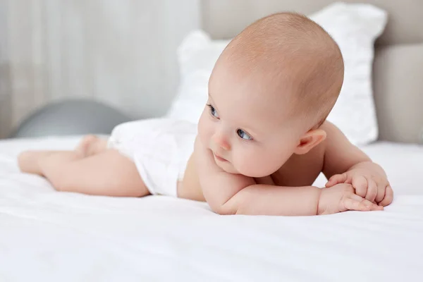 Linda Niña Recién Nacida Acostada Sábanas Abejas Blancas Casa — Foto de Stock