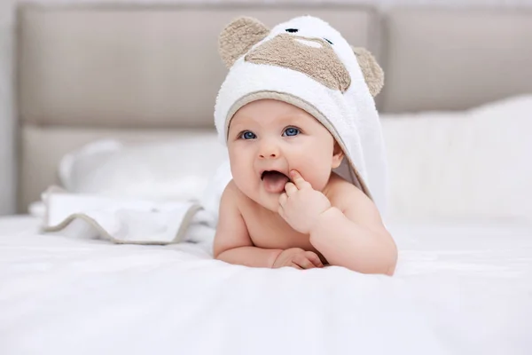 可爱的女婴洗完澡后 头戴毛巾躺在白色的床上 卫生和婴儿护理概念 — 图库照片