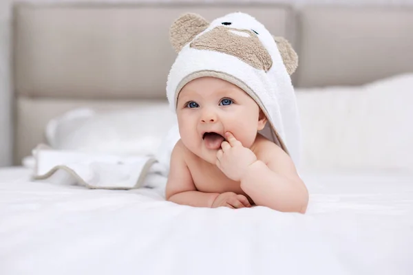 Schattig Meisje Ligt Wit Bed Met Handdoek Haar Hoofd Lichaam — Stockfoto