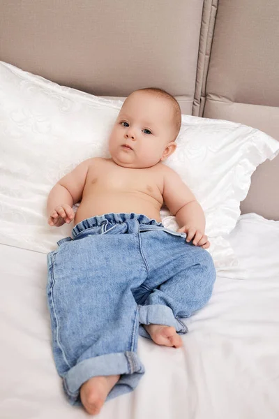 Rolig Månader Gammal Nyfödd Flicka Bär Jeans Byxor — Stockfoto