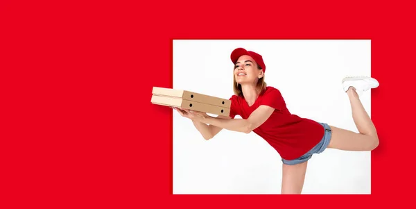 Pizza Leverans Kvinna Uniform Körs Hoppa Flygning Rymmer Lådor Med — Stockfoto