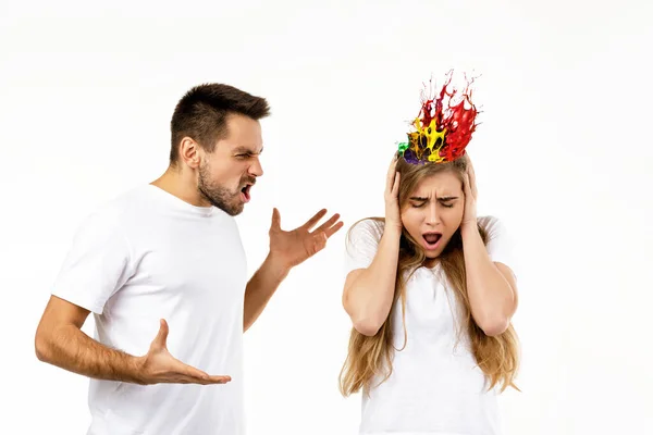 Homem Zangado Gritando Com Mulher Fundo Branco Casal Discutindo — Fotografia de Stock