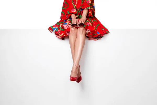 Жінка Червоній Сукні Взутті Високих Підборах Тримає Сонцезахисні Окуляри Білому — стокове фото