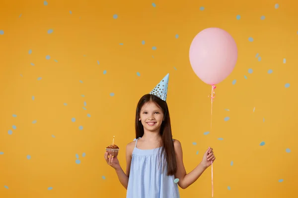 Heureuse Petite Fille Avec Cône Fête Tenant Cupcake Ballon Sur — Photo