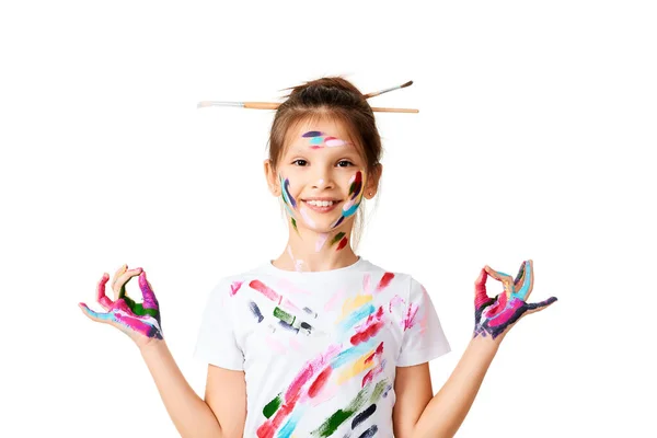 Niña Feliz Con Las Manos Pintadas Pintura Colorida Meditando Posición — Foto de Stock