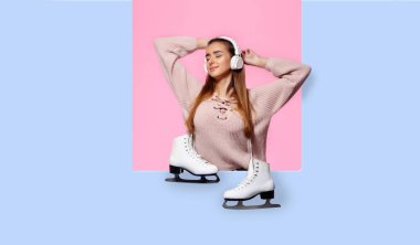 Elinde buz pateni tutan çekici bir kadın, pembe ve mavi arka planda kulaklıkla müzik dinliyor.