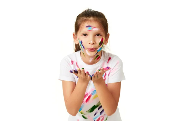 Szczęśliwy Mały Dziewczynka Wysyłając Pocałunek Powietrza Rękami Malowane Kolorowe Farby — Zdjęcie stockowe