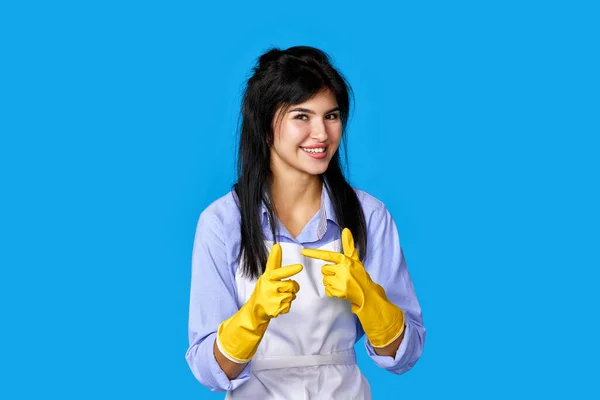 Piękna Szczęśliwa Kobieta Żółtych Gumowych Rękawiczkach Czystszym Fartuchu Wskazującym Palcem — Zdjęcie stockowe