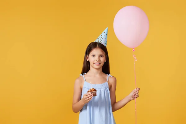 Menina Com Festa Cone Segurando Cupcake Balão Seu Aniversário Fundo — Fotografia de Stock