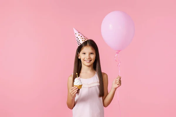 Feliz Niña Con Cono Fiesta Celebración Cupcake Globo Cumpleaños Sobre —  Fotos de Stock