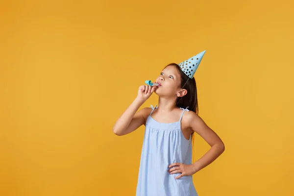 Gelukkig Klein Meisje Met Blauwe Verjaardagskegel Hoed Fluitje Gele Achtergrond — Stockfoto