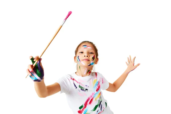 Забавная Маленькая Девочка Красочной Краске Держа Кисть Одной Руке Изолированы — стоковое фото