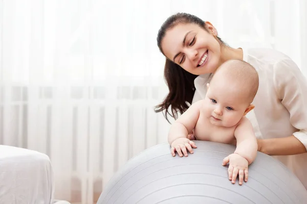 Szczęśliwa Matka Bawiąca Się Swoją Córeczką Piłce Fitness Domu Przestrzeń — Zdjęcie stockowe