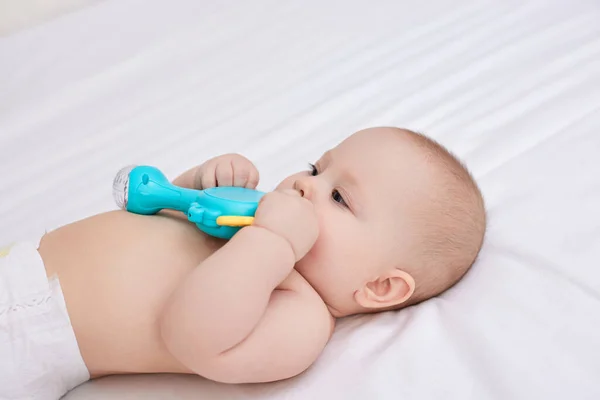 Söt Liten Nyfödd Flicka Med Leksak Liggande Vita Beedsheets Hemma — Stockfoto