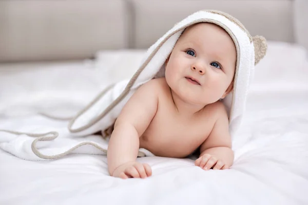 Adorable Baby Girl Lies White Bed Towel Her Head Body — Stock Photo, Image