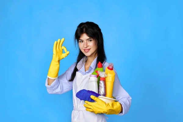 Felice Donna Caucasica Guanti Grembiule Più Pulito Tenendo Secchio Detergenti — Foto Stock