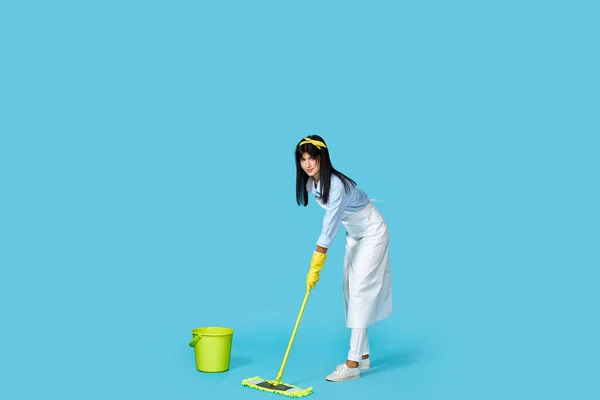 Γυναίκα Λαστιχένια Γάντια Και Καθαρότερη Ποδιά Που Πλένει Πάτωμα Σφουγγαρίστρα — Φωτογραφία Αρχείου