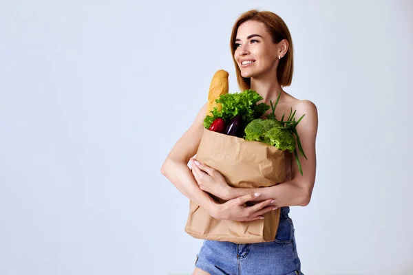 Hermosa Mujer Delgada Sosteniendo Bolsa Papel Con Verduras Sobre Fondo — Foto de Stock